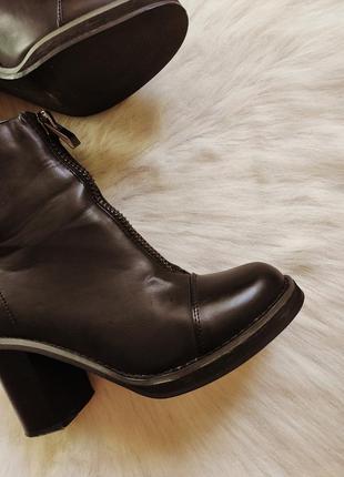 Черные деми кожаные сапоги короткие на устойчивом каблуке с молнией спереди высоком8 фото