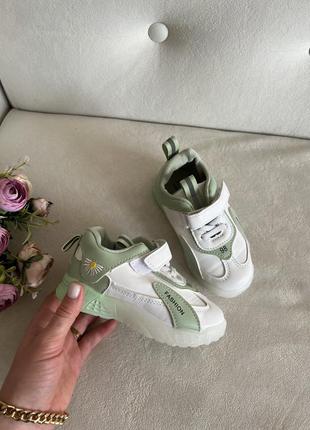 Белые кроссовки для девочки с оливковыми вставками2 фото