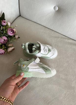 Белые кроссовки для девочки с оливковыми вставками6 фото