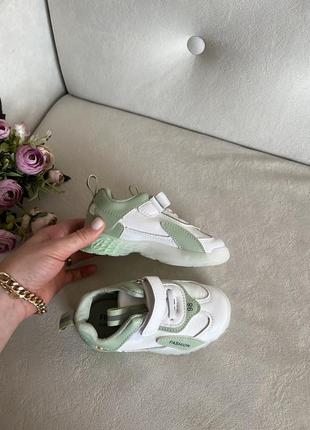 Белые кроссовки для девочки с оливковыми вставками7 фото
