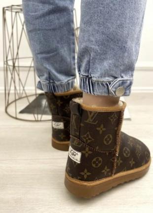 Угги из лого лв луи короткие низкие авто леди теплые мех под бренд lv ugg черные эко замша коричневые беж эко кожа кожа кожаные зимние зимние зима7 фото