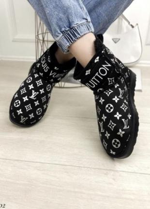 Угги из лого лв луи короткие низкие авто леди теплые мех под бренд lv ugg черные эко замша коричневые беж эко кожа кожа кожаные зимние зимние зима5 фото