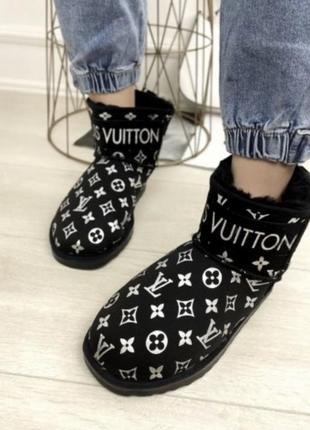 Угги из лого лв луи короткие низкие авто леди теплые мех под бренд lv ugg черные эко замша коричневые беж эко кожа кожа кожаные зимние зимние зима3 фото