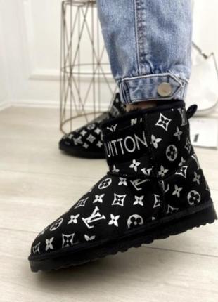 Угги из лого лв луи короткие низкие авто леди теплые мех под бренд lv ugg черные эко замша коричневые беж эко кожа кожа кожаные зимние зимние зима4 фото