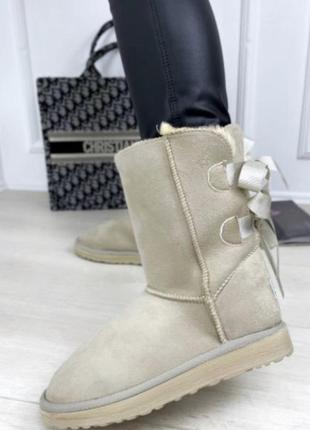 Женские угги бантики лого ugg черные высокие угги 36 базовые ленты эко замша замшевые светлый бежевые кремовые молочные длинные зима теплые валинки8 фото