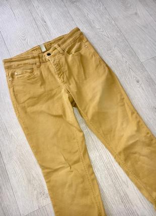 Желтые джинсы с потертостями
