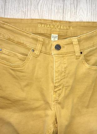 Желтые джинсы с потертостями6 фото