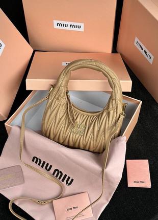 Сумка кожаная miumiu wander matelassé nappa leather mini hobo bag beige кожаная1 фото