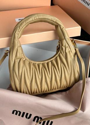 Сумка кожаная miumiu wander matelassé nappa leather mini hobo bag beige кожаная9 фото