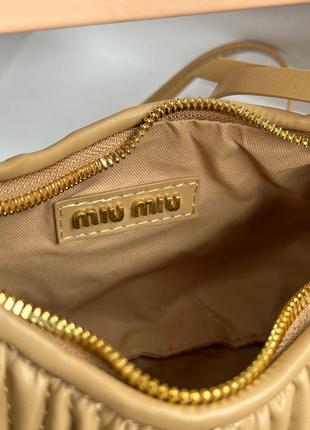 Сумка кожаная miumiu wander matelassé nappa leather mini hobo bag beige кожаная10 фото