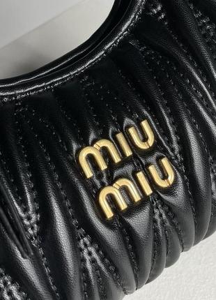 Сумка кожаная miumiu wander matelassé nappa leather mini hobo bag black4 фото