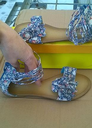 Жіночі босоніжки.