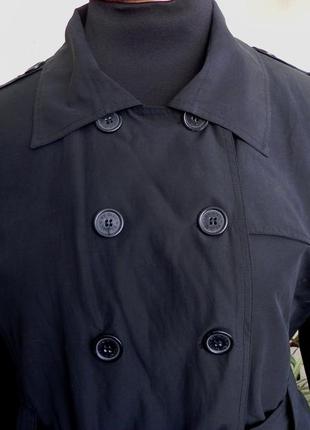 Актуальный черный плащик двубортный на цветной коттоновой подкладке4 фото