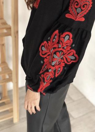 Рубашка вышиванка с объемными рукавами и завязками