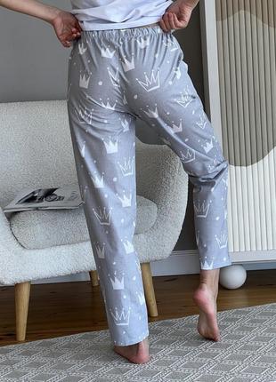 Жіночий піжамний комплект cosy штани із бязі+футболка корони сірий4 фото