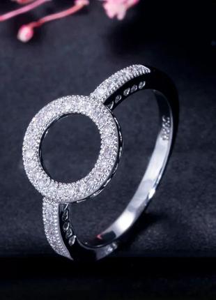 Элегантное женское кольцо круглое серебристое с цирконием
