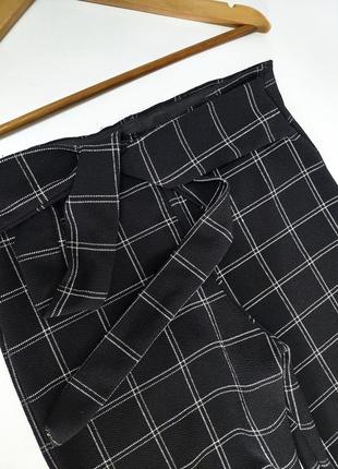 Женские черные укороченные брюки в клетку с высокой посадкой на завязках, пояс на резинке от бренда prettylittlething2 фото