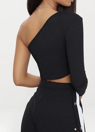 Чорний топ в рубчик топ на одне плече вязаний топ misguided zara чёрный топ на одно плечо водолазка на одно плечо