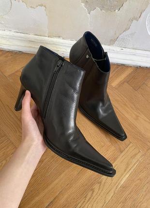 Кожаные черные ботильоны bronx ankle boots с узким носком miista, rundholz, oska cowboy низкие казаки3 фото