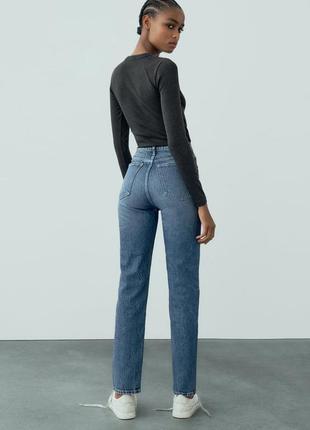 Джинсы mom fit high-waist от zara