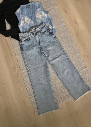 Светло-голубые джинсы