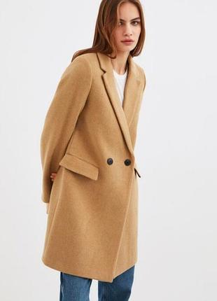Бежеве пальто zara