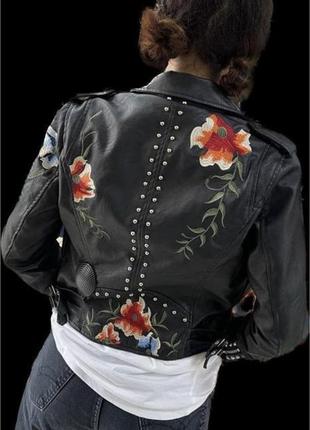 Куртка косуха кожзам з вишивкою квіти2 фото