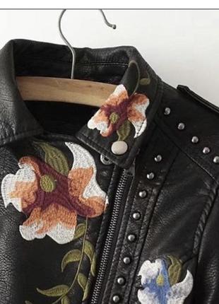 Куртка косуха кожзам з вишивкою квіти3 фото