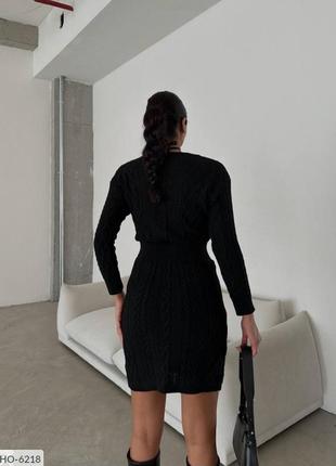 Женское вязаное платье выше колен с v-образным вырезом2 фото