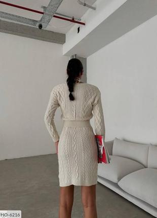 Женское вязаное платье выше колен с v-образным вырезом3 фото