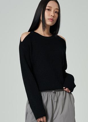 Черный свитер с разрезами на плечах pure fashion