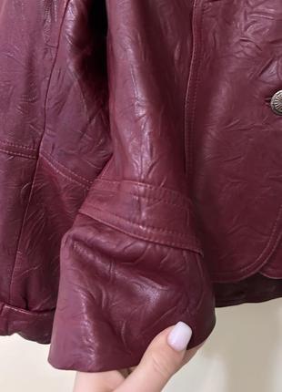 Красивая кожаная куртка бордовая стильная2 фото