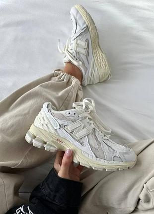 Женские кроссовки new balance 1906d white cream белого с кремовыми цветами