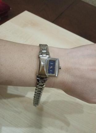 Необычные женские часы известного бренда.5 фото