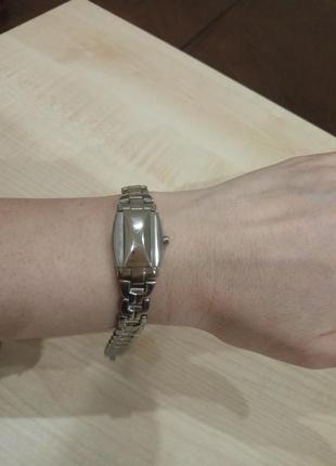 Необычные женские часы известного бренда.6 фото