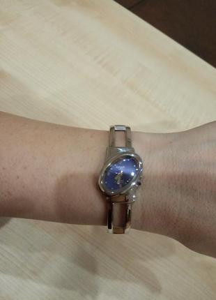 Стильні жіночі годинники відомого бренду.
