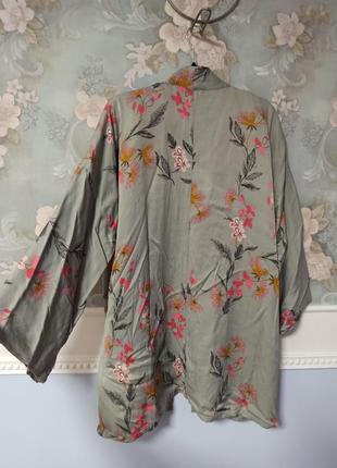 Накидка кимоно сатиновая с цветочным принтом5 фото