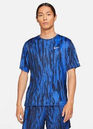 Чоловіча синя спортивна футболка в принт від nike running  розмір l