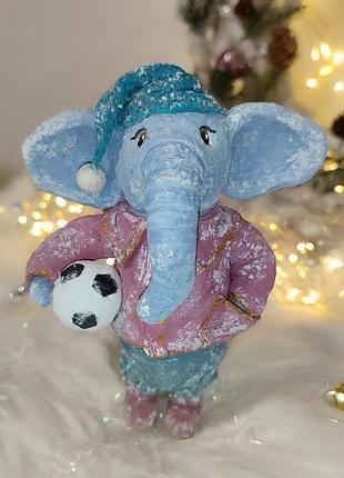 Ватна іграшка (ялинкова прикраса, сувенір) "слоник з м'ячем"