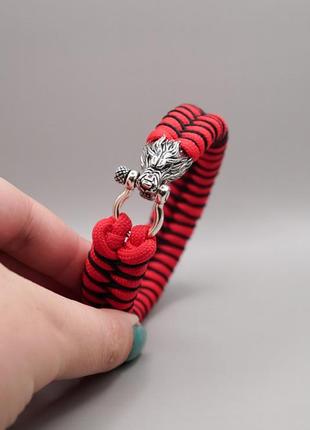 Браслет из паракорда fishtail с оплетением на декоративной застежке волк, в подарок брелок