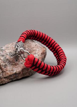Браслет из паракорда fishtail с оплетением на декоративной застежке волк, в подарок брелок