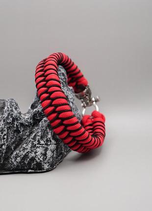 Браслет из паракорда fishtail с оплетением на декоративной застежке волк, в подарок брелок