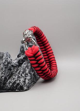 Браслет из паракорда fishtail с оплетением на декоративной застежке волк, в подарок брелок