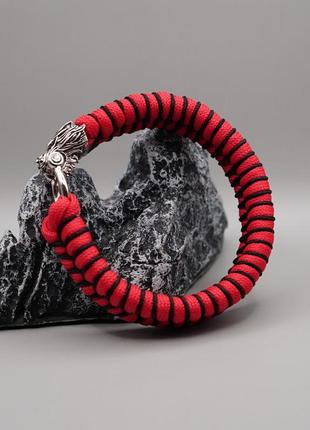 Браслет из паракорда fishtail с оплетением на декоративной застежке волк, в подарок брелок