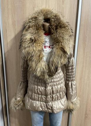 Куртка з хутром єнота італія