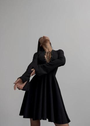 Черное женское приталенное платье в "wednesday" с расклешенной юбкой и шнуровкой в зоне декольте2 фото