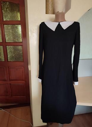 Элегантное черное платье ноутбук с белым воротом и манжетами