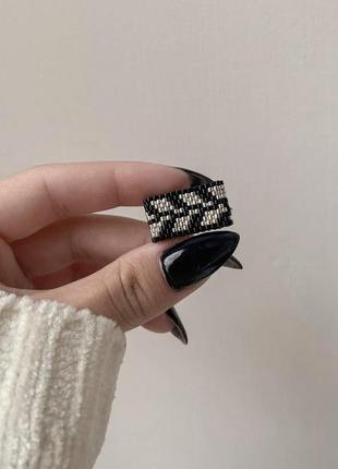 Чорна каблучка срібна з бісеру чорне кільце широке гарне незвичайне прикраса на палець