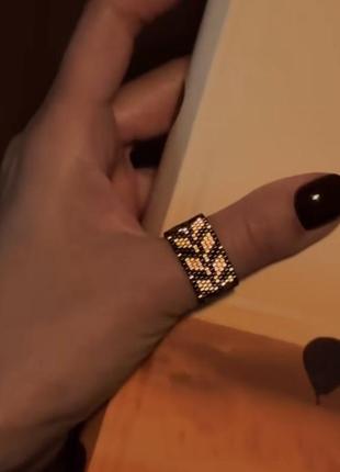 Чорна каблучка срібна з бісеру чорне кільце широке гарне незвичайне прикраса на палець