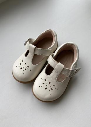 Детские белые туфли (размер eu19/uk 3)1 фото
